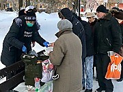 Подольские волонтёры накормили бездомных бесплатным обедом